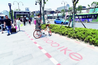 昨天,在汉正街站B口,市民将共享单车停在停车线内。
记者詹松 摄