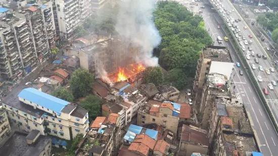 59年老民房今早突然起火 暂无人员伤亡