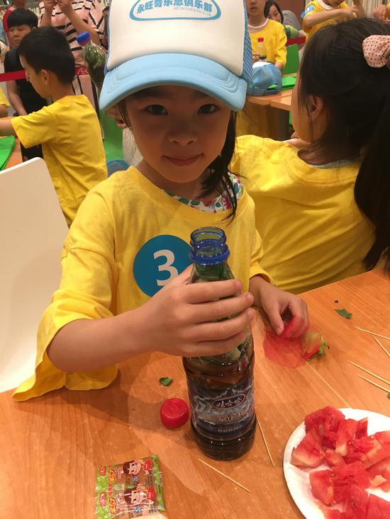 积极投身环保活动的永旺不断通过儿童体验活动传播环保理念。5月20日,永旺金银潭店和永旺经开店,迎来了永旺奇乐思俱乐部2017年第一期活动。永旺奇乐思俱乐部1996年成立于日本,2014年开始在中国地区展开,至今拥有数千名小会员。永旺奇乐思俱乐部通过开展环保相关活动,为孩子们提供关心环境、认识大自然的机会。 2017年度活动主题为垃圾,本期活动内容为垃圾分类。永旺湖北的每家店铺一年将开展4次活动,持续性的活动开展,培养奇乐思小会员垃圾分类意识,重新认识垃圾,明白垃圾只是放错地方的资源,科学手段