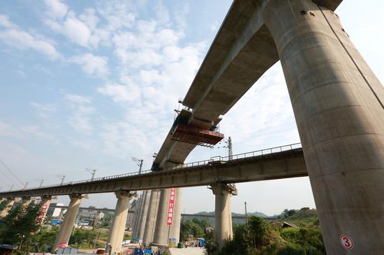 汉十高铁特大桥在28.5米高空转体对接成功
