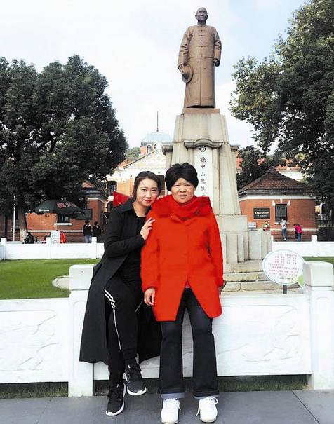 厍阳阳带着生病的母亲外出散心(资料图片)