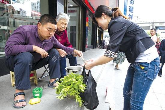 奶奶锻炼孙子与人交流的能力