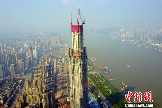 资料图,图为航拍华中第一高楼武汉绿地中心 周星亮 摄