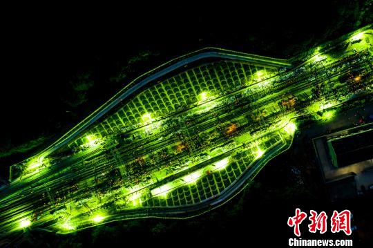 高空俯瞰下的武九客專全線鋪軌貫通現(xiàn)場(chǎng)，場(chǎng)面壯觀?！□U贛生　攝
