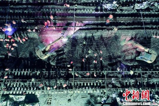 高空俯瞰下的武九客專全線鋪軌貫通現(xiàn)場(chǎng)?！□U贛生 攝