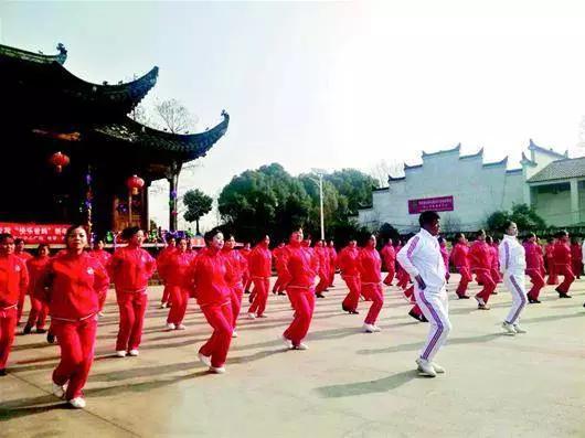 武汉市东西湖区柏泉街新苑社区居民在跳广场舞