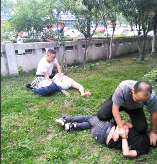 在源園公園附近,民警抓獲3名嫌犯