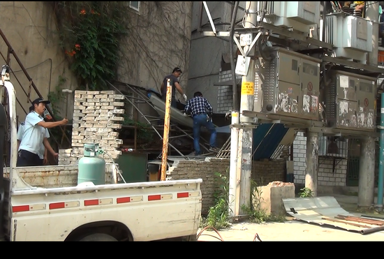 东西湖一户主高压变压器下违建出租 城管依法