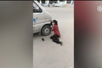 實(shí)拍：女子瘋狂頭撞車 用生命碰瓷