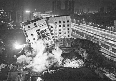 爆破现场 记者周迪 摄