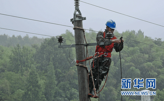 ６月２３日，工人在湖北通城县大源村抢修线路。新华社发（詹文峰摄）