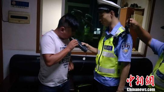交警對(duì)男子進(jìn)行呼吸式檢測