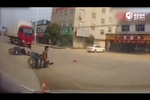 監(jiān)拍：汽車拐彎時(shí)數(shù)米外倆電動(dòng)車摔倒