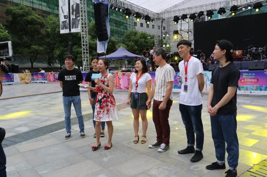 湖北经视频道现场连线直播报道乐卡克武商广场音乐会