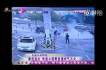 摩托車街頭突然著火 外賣小哥用嘴去滅火