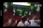 因?yàn)橐痪湓?女司機(jī)翻窗暴打公交車男司機(jī)