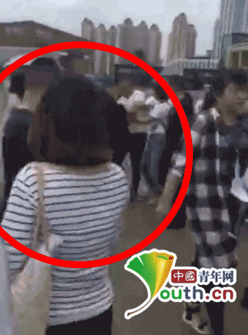 女記者被毆打現(xiàn)場(chǎng)視頻截圖。