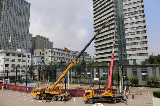 武昌城管拆除洪山体育馆内1500㎡违建篮球场