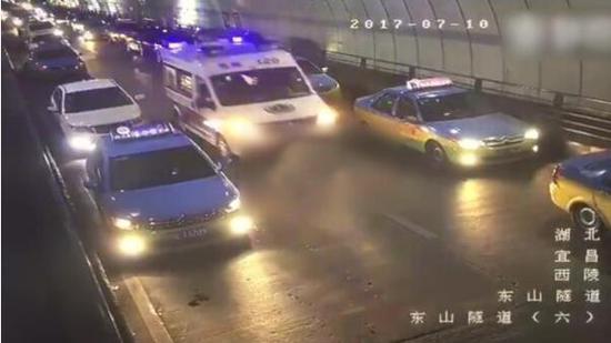 7月10日晚7時(shí)40分左右，湖北宜昌一輛急救車(chē)呼嘯而來(lái)，從高新區(qū)駛進(jìn)車(chē)輛擁堵的東山隧道。聽(tīng)到急救車(chē)的警笛，前方的私家車(chē)、出租車(chē)紛紛主動(dòng)向道路兩邊避讓。