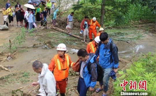 五峰暴雨冲垮道路致40名游客被困 张佳/摄