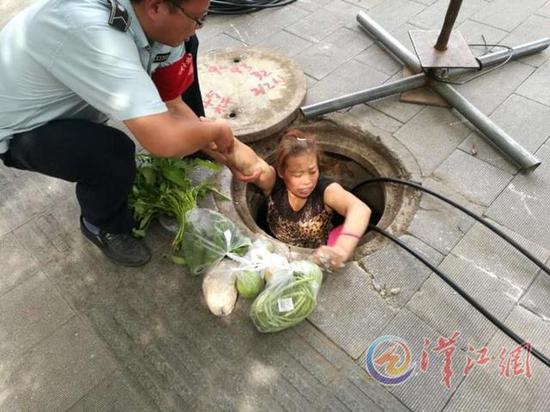 施救现场。通讯员叶昆摄