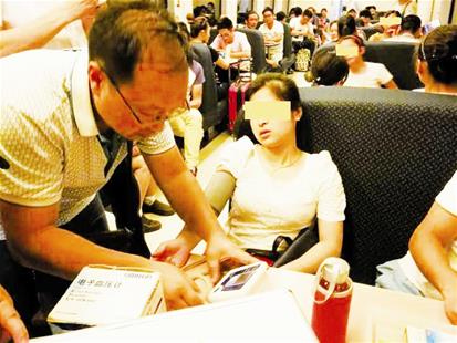 陈锋等人正在对发病乘客进行诊断(图片由当事人提供)