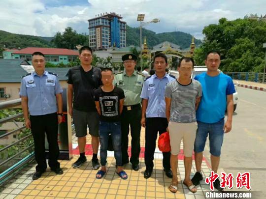 缅甸警方将犯罪嫌疑人移交给中国警方。　来公宣　摄