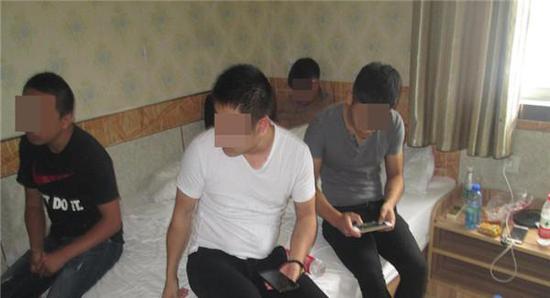 被喂蚊子后，团伙成员继续将受害人徐某（左一）控制在宾馆房间。扬子晚报 图