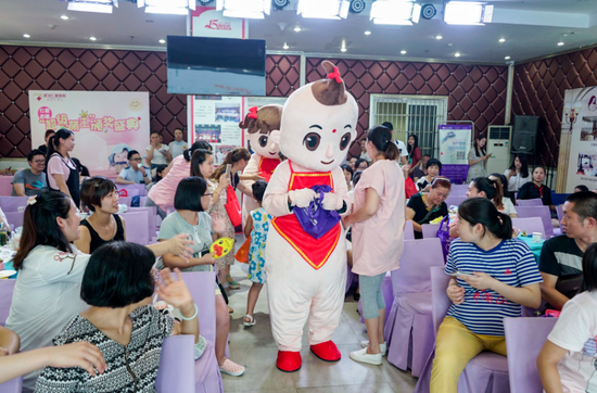 阿喜、阿得受到现场孕妇妈妈的欢迎