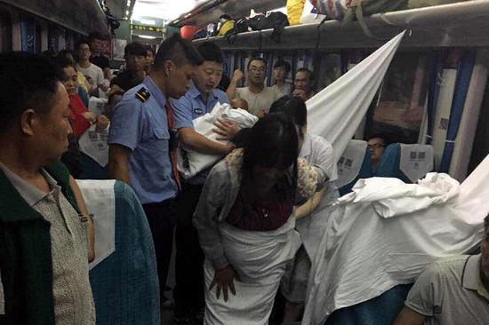 孕妇列车上突然临盆生产 旅客医生帮忙顺利产下女婴_新浪湖北_新浪网
