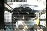 公交車上氣溫太高 7旬老人用扇子為司機(jī)扇風(fēng)
