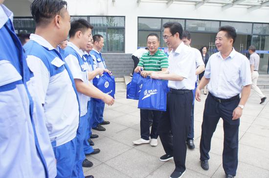 东湖高新区管委会慰问一线城管 并赠送防暑降