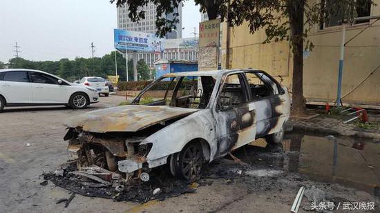 8月4日武汉光谷一驾校教练车起火烧成铁皮 两人弃车逃生|客车