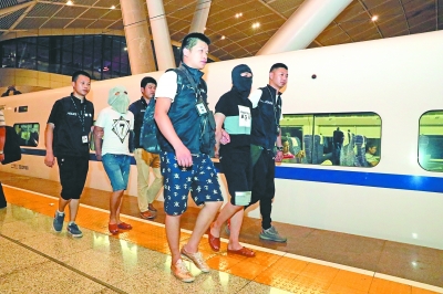 两骗子被武铁警方押解回汉