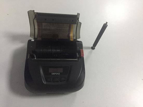 警用设备便携式打印机被胡亮(化名)抗法时摔坏。