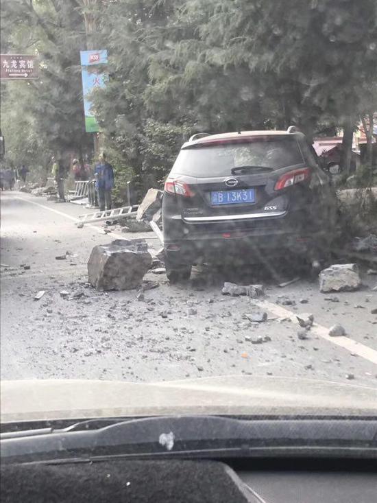罗洋一行逃离九寨沟,沿途拍摄的道路情况