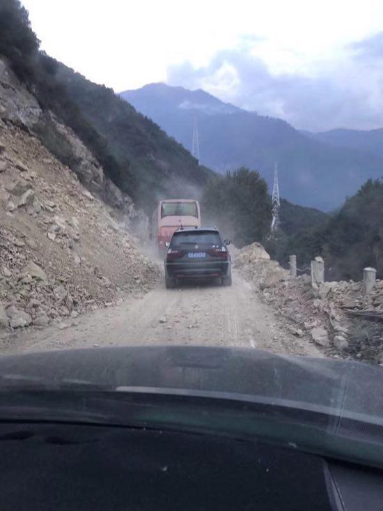 罗洋一行逃离九寨沟,沿途拍摄的道路情况