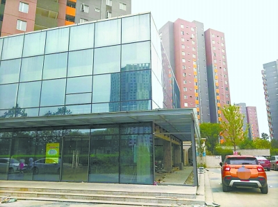 台阶上的过道被包进商铺内 记者刘海锋摄