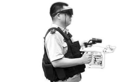 刘宏说,研发这套装备历时2个多月,花了5000~7000元,全部是淘来的记者关晓锋 摄