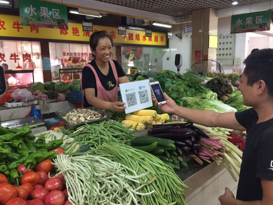 东西湖区打造“红色”菜场 买菜可扫二维码付款