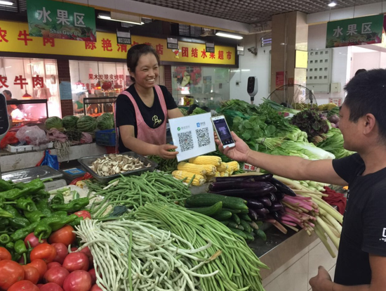 东西湖区打造红色菜场 买菜可扫二维码付款