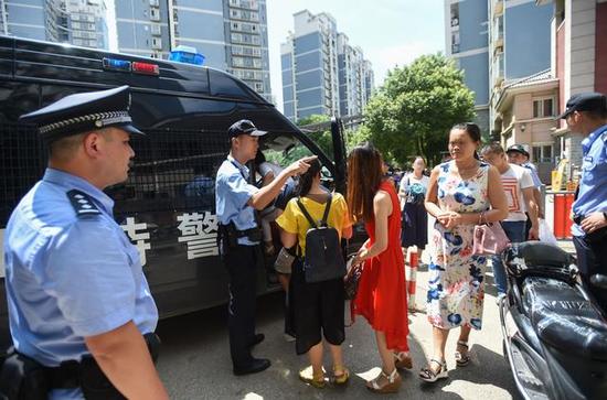 武汉警方刑拘20余传销头目:带锁匠上门 地毯式