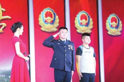 “扑爆哥”吴俊当选第五届“湖北最美警察”