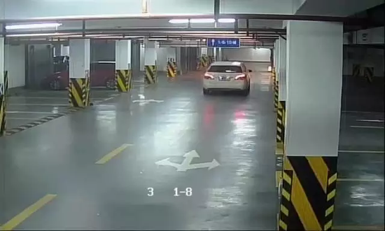 民警再次調(diào)看了監(jiān)控，鎖定了這輛白色寶馬車，并成功追蹤到了寶馬車主。