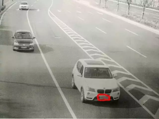 見民警上門，潘某也沒有逃避，承認(rèn)李先生的奔馳就是他砸的，并愿意承擔(dān)對方所有的損失。