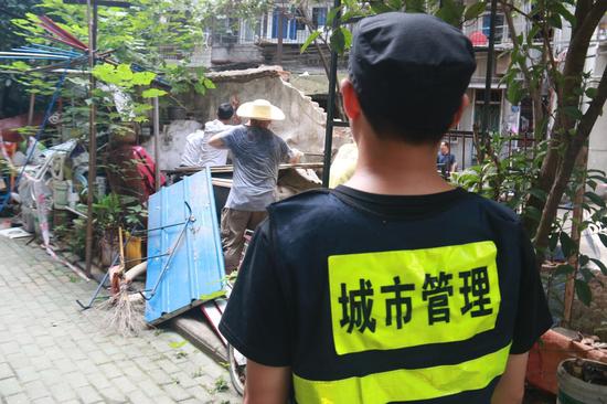 江汉城管、街道联合执法 拆除老旧社区违建10