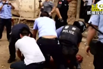 湖北十堰一殺人嫌犯負(fù)隅頑抗 砍傷民警后終被制服