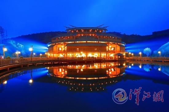 草庐剧场夜景。