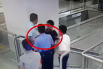 南京一男子不配合地铁安检 好心乘客劝说被推下楼梯