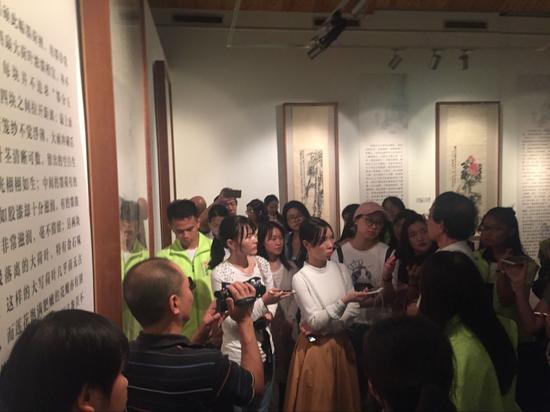 策展人卢炘先生进行现场导览,并讲述吴昌硕先生武汉的渊源